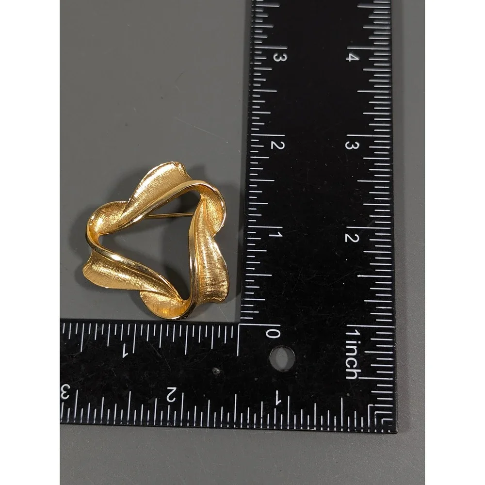 Vintage Gold‎ Tone Ribbon Brooch Textured Abstract Knot Pin